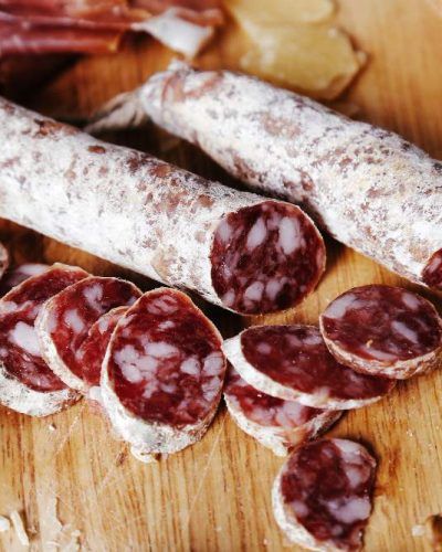 deliciosos-bocadillos-tablero-madera